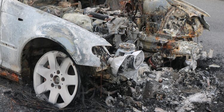 यमुना एक्सप्रेसवे पर भीषण हादसा!तेज़ रफ्तार ने फिर ली जान — ऑटो को टक्कर मारने से मची चीखपुकार