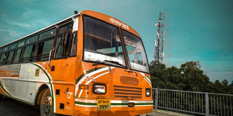 agra live news buses