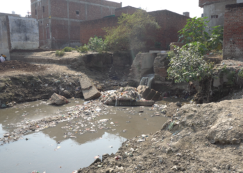 Agra Live News: पुरानी मंडी में क्षतिग्रस्त सीवर से परेशान लोग, मेट्रो करेगी मरम्मत — संभव दिवस में नगर आयुक्त को मिलीं कई शिकायतें