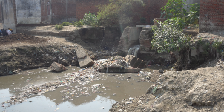 Agra Live News: पुरानी मंडी में क्षतिग्रस्त सीवर से परेशान लोग, मेट्रो करेगी मरम्मत — संभव दिवस में नगर आयुक्त को मिलीं कई शिकायतें