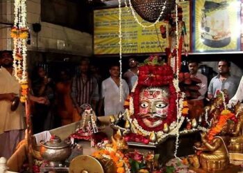 Agra News: मन:कामेश्वर मंदिर में 100 किलो चांदी के भव्य द्वार का उद्घाटन, सुरक्षा व्यवस्था सख्त