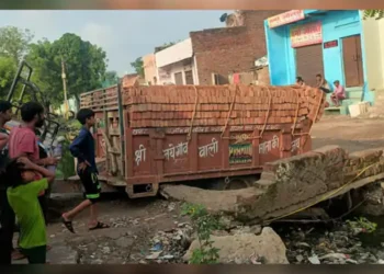 Agra News: जर्जर पुलिया ट्रैक्टर-ट्राली गुजरते ही ढही, आवागमन ठप
